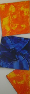 Zwei fallende orange und ein fallendes blaues Quadrat  - Acryl auf Leinwand